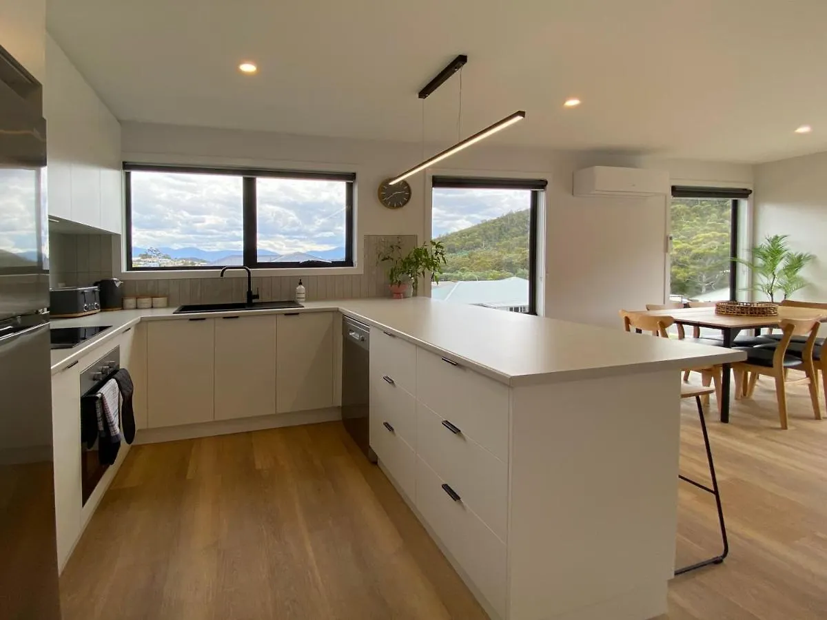 Albatross Rise - Modern Family Home Hobart 0*,